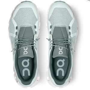 On Cloud 5 in Surf/Cloud, women's size 6